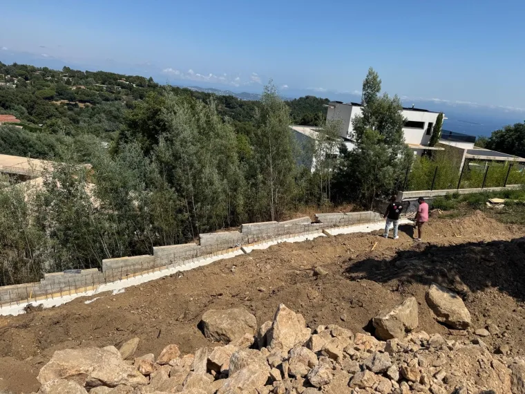 Terrassement terminé pour un nouveau chantier clé en main à Tanneron, Fréjus, AI Construction
